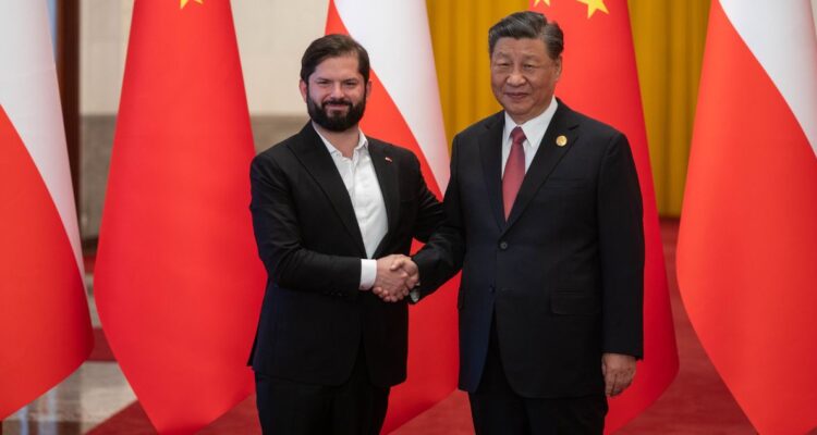 Presidente Gabriel Boric invita a su par chino Xi Jinping a visitar la Antártica en 2024