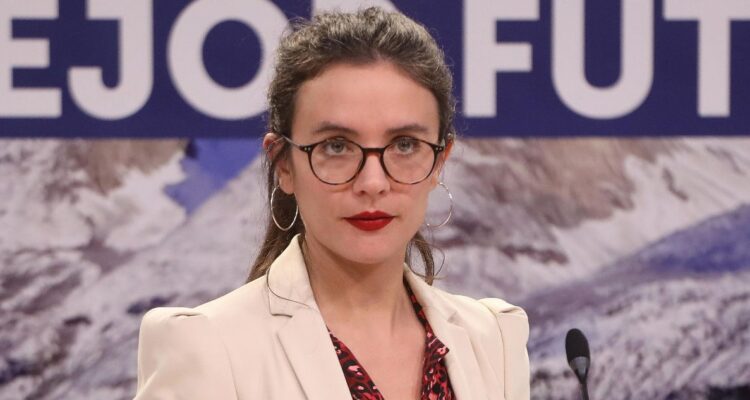 “Es una pérdida de tiempo”: ministra Vallejo descarta referirse a opción de ser candidata presidencial