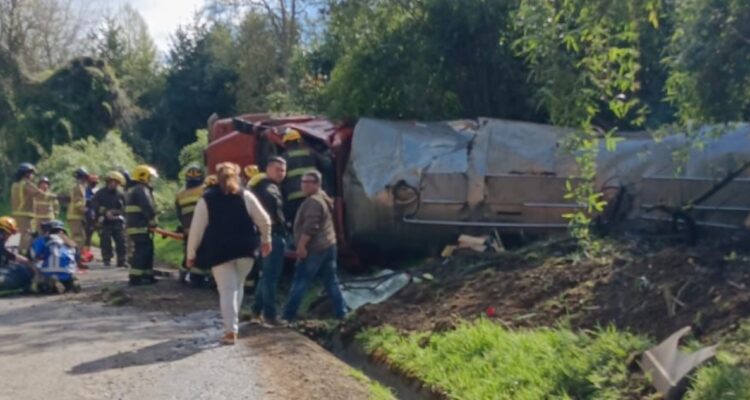 volcamiento de camión aljibe en Osorno