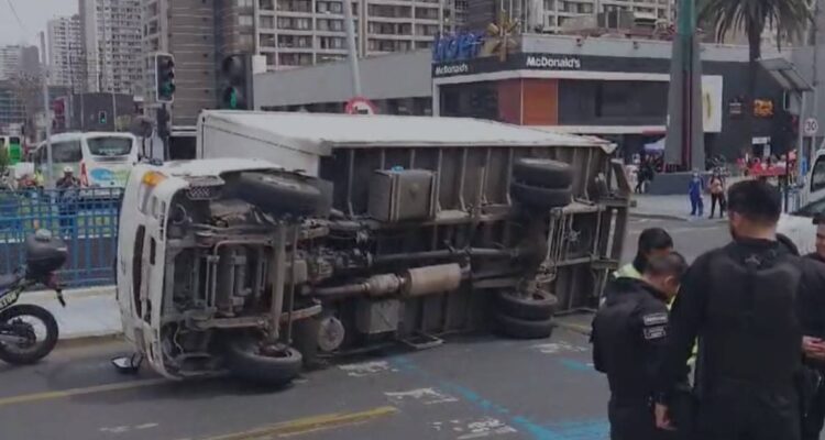 Camión evade fiscalización, atropella dos vehículos municipales y luego se vuelca en Estación Central