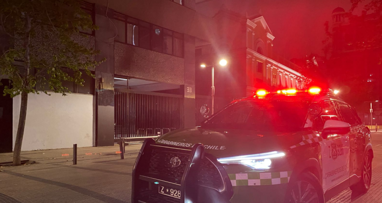 Carabineros allanando el Instituto Nacional.