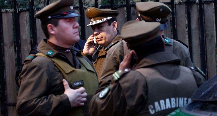 Carabineros ofrece trabajo a civiles: buscan mecánicos, abogados y peluqueros entre otros