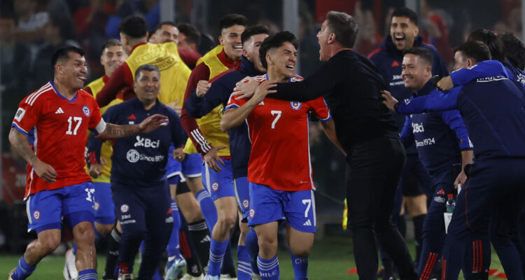 Chile despertó a tiempo y derrotó e Perú en las Eliminatorias al Mundial 2026.