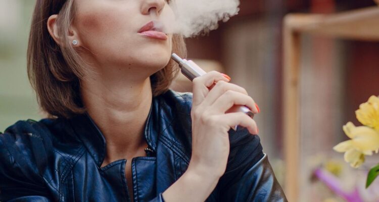 Los 6 puntos para entender la nueva ley que limita el uso de cigarros electrónicos, vapers o vapeadores en Chile.