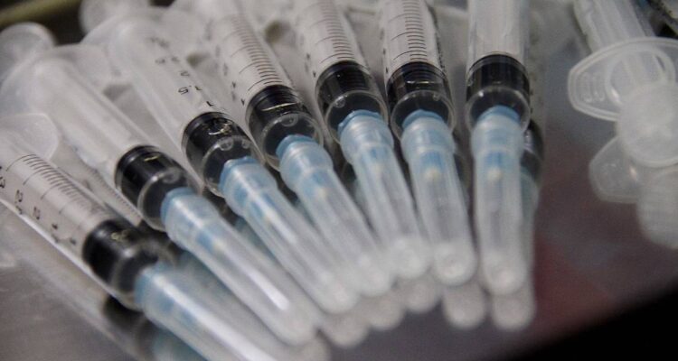 Clausuran clínica estética ilegal en Providencia: no tenían permisos y reutilizaban insumos médicos