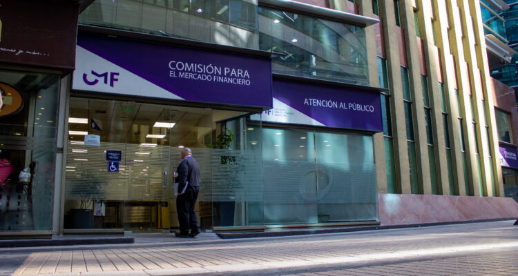 Una compañía de seguros y una firma de inversiones son multadas por la CMF