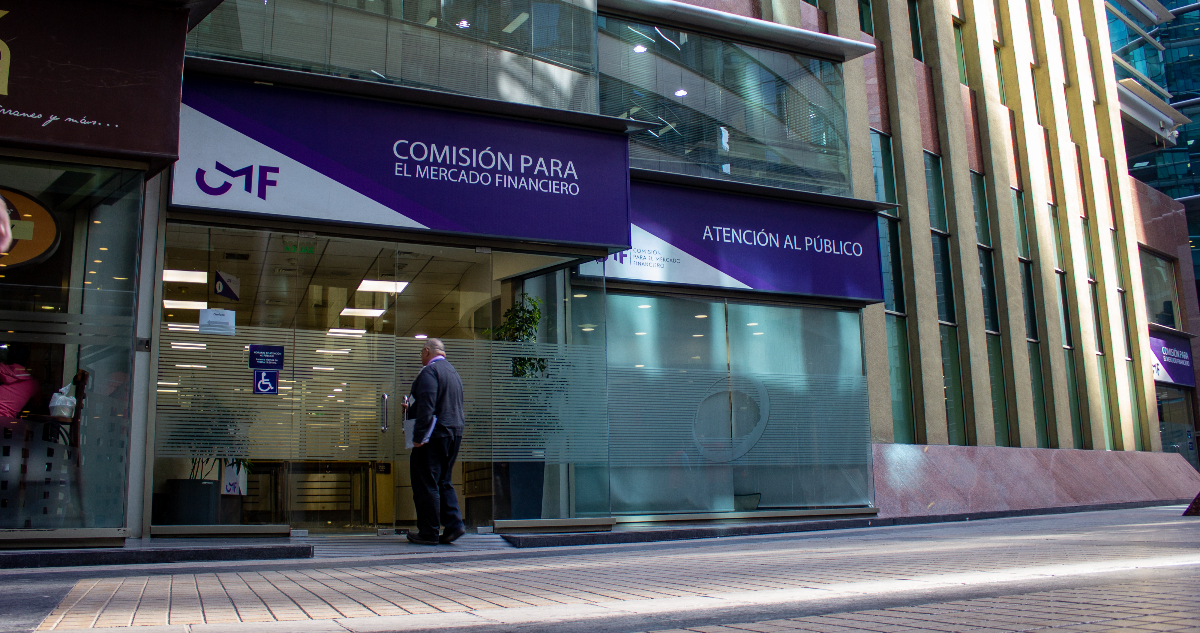 Una compañía de seguros y una firma de inversiones son multadas por la CMF