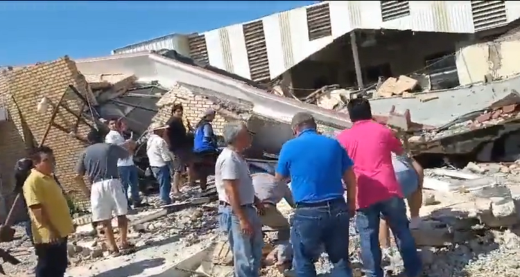 Captura de un video capturado tras el colapso del techo de la iglesia en México.