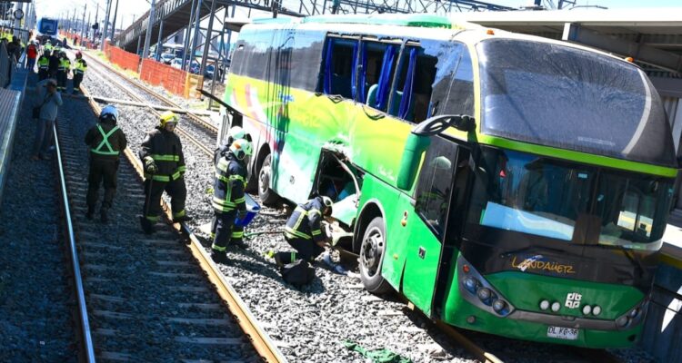 Colisión de Biotren con bus en San Pedro de la Paz