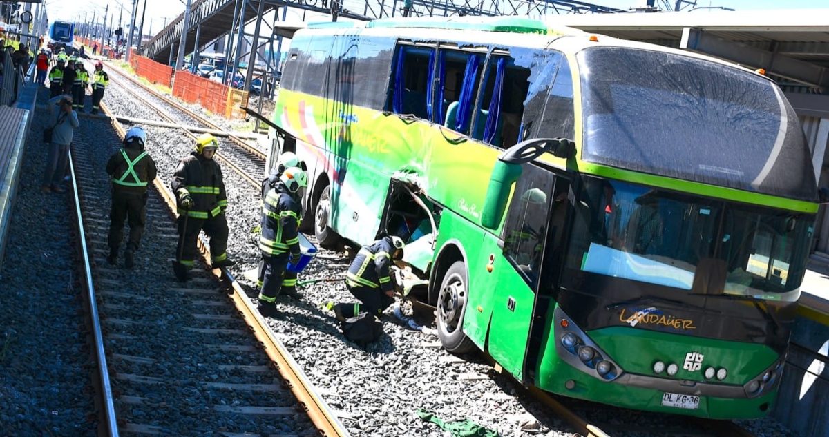 Colisión de Biotren con bus en San Pedro de la Paz