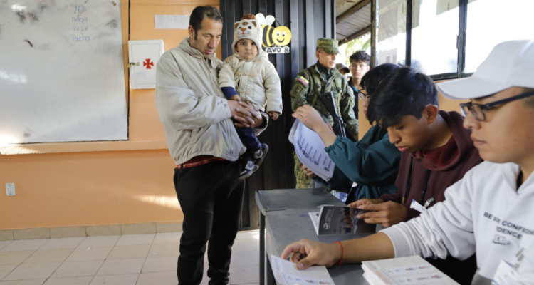 Comienzan las elecciones en Ecuador Luisa González y Daniel Noboa disputan la presidencia del país