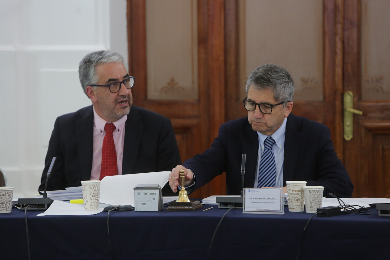 El secretario de la Comisión Mixta, Rodrigo Pineda (izq) y el presidente de la comisión mixta, Carlos Recondo (der), participan en la sesión de la Comisión Mixta, en la que se lleva a cabo la votación de enmiendas y propuestas de solución en el Salón Protocolar de la Cámara de Diputadas y Diputados.