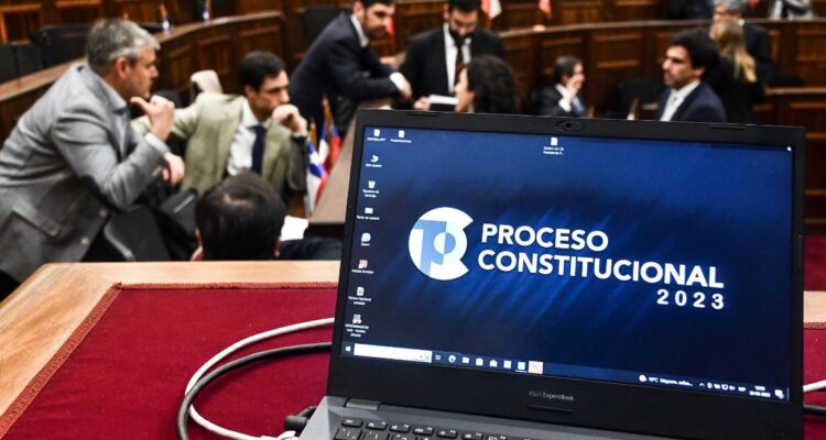 Consejero Köhler afirma que aprobar nueva propuesta de constitución arriesga la estabilidad del país