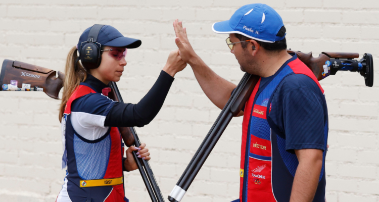 Francisca Crovetto y Héctor Flores rozaron el podio en el Tiro Skeet Mixto en Santiago 2023.