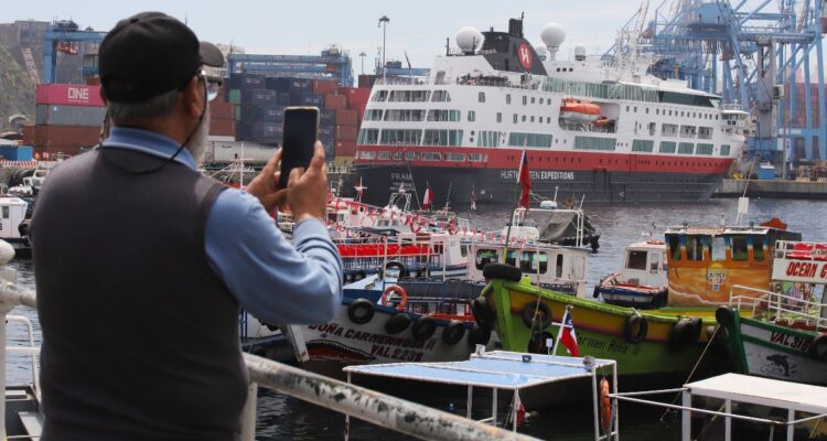 Arribo de MS Fram inicia temporada de cruceros 2023-2024 en Valparaíso: arribarán 56 naves a la región