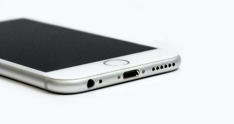 Desmantelan en China red que usaba miles de teléfonos para subir número de visualizaciones