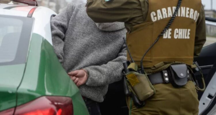 Carabineros detiene a sujeto armado en vía pública de Santiago: intentó disparar contra la policía