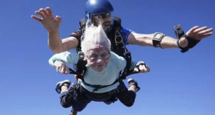 Batió récord mundial: Abuelita de 104 años se lanzó en paracaídas desde 4.000 metros de altura