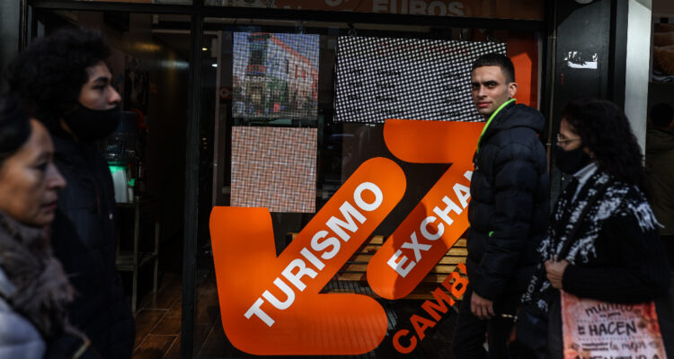 El dólar blue se dispara a niveles nunca antes vistos en Argentina en medio de clima de incertidumbre