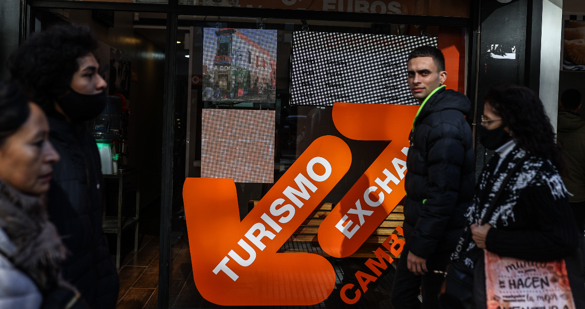 El dólar blue se dispara a niveles nunca antes vistos en Argentina en medio de clima de incertidumbre