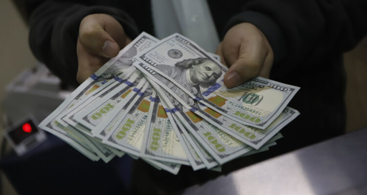 El dólar fluctuó más de $10 en la sesión y se mantiene posicionado en los $900