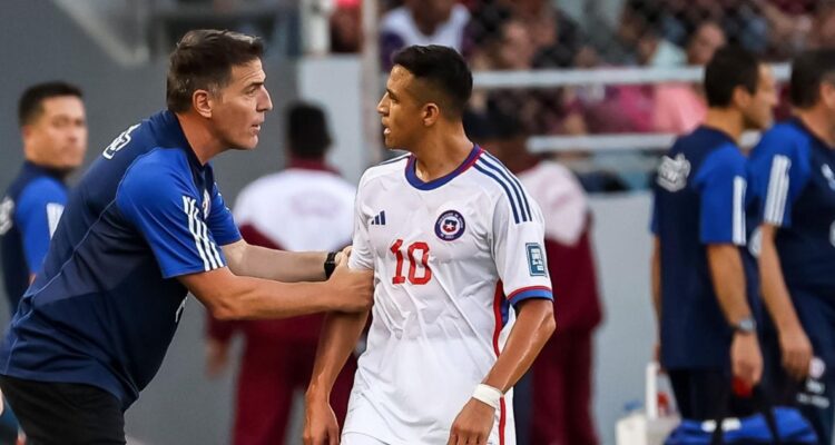 Hinchas de La Roja no quieren más a Eduardo Berizzo tras la humillante derrota con Venezuela