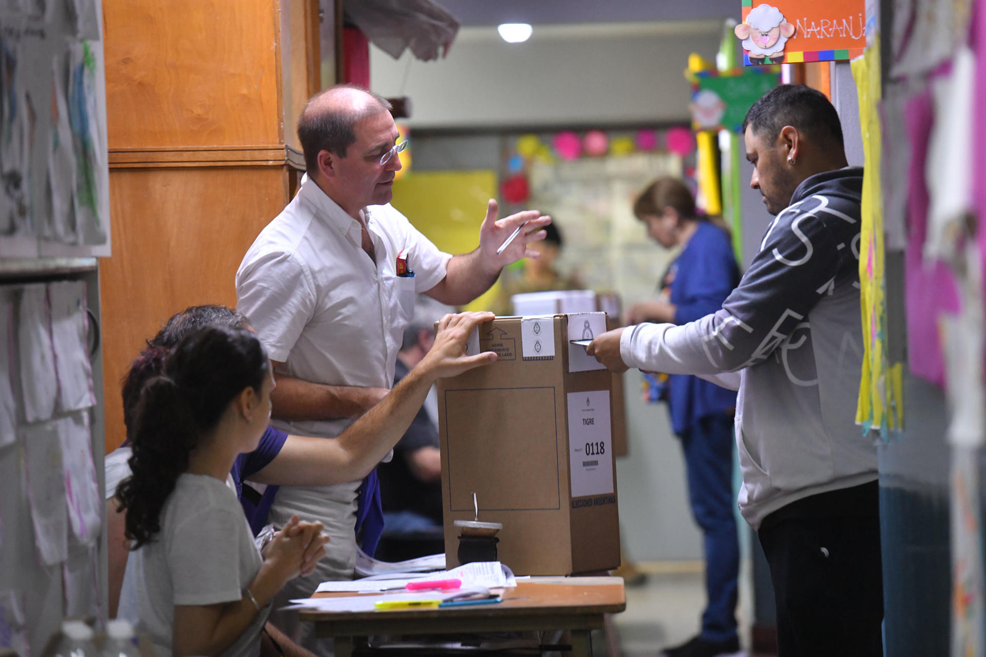 Ciudadanos votan en las elecciones en Tigre, provincia de Buenos Aires
