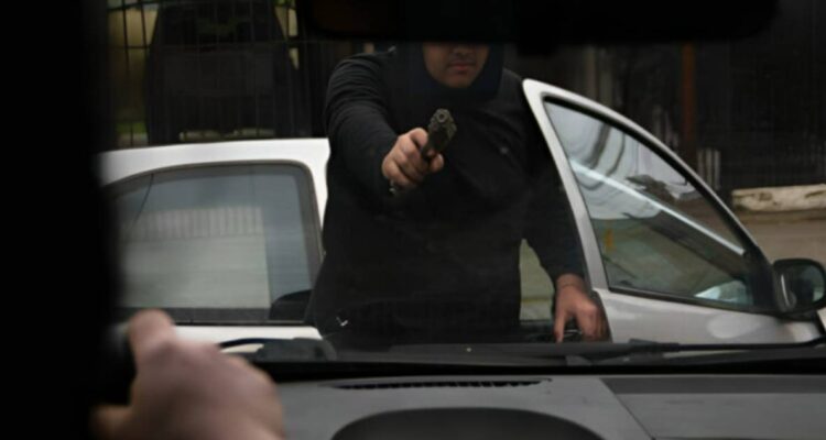 Delincuentes roban vehículo y abandonan en medio de autopista a madre e hija en Pudahuel