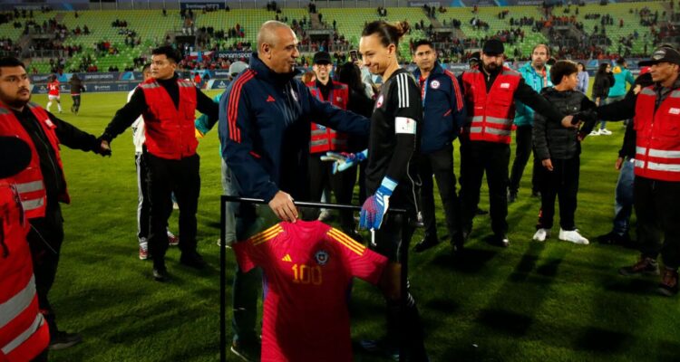Frustrado homenaje y crítica a arbitraje: Tiane Endler no la pasó del todo bien en triunfo de La Roja