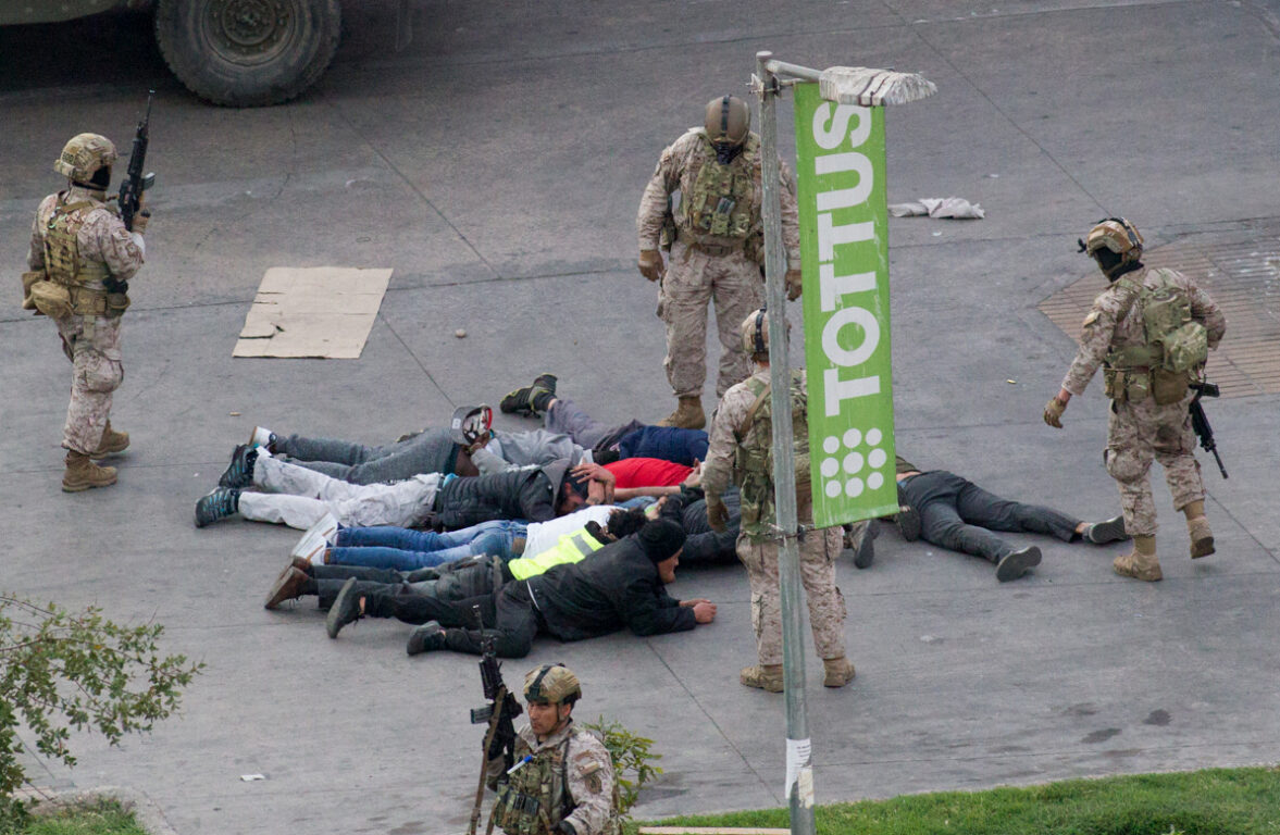 Militares detienen a saqueadores en Tottus de Recoleta en medio del estallido social