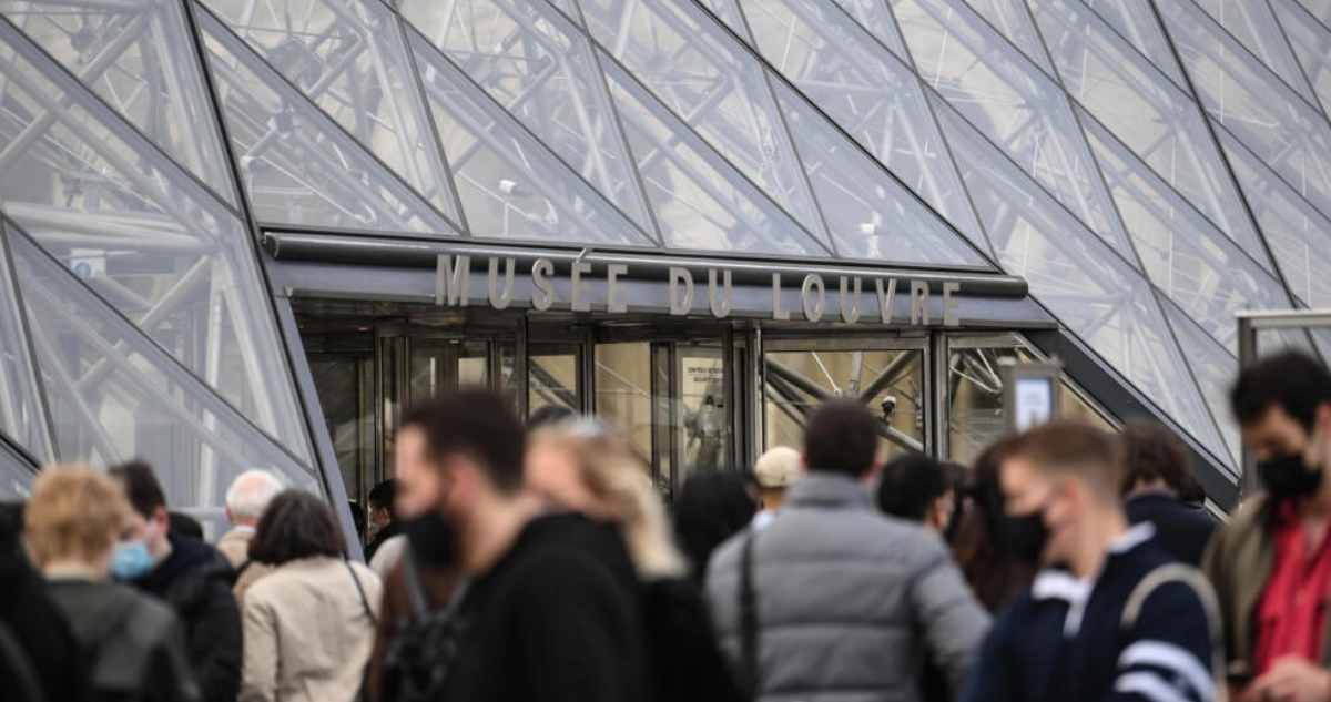 Evacúan museo del Louvre por temor a nuevo atentado en Francia