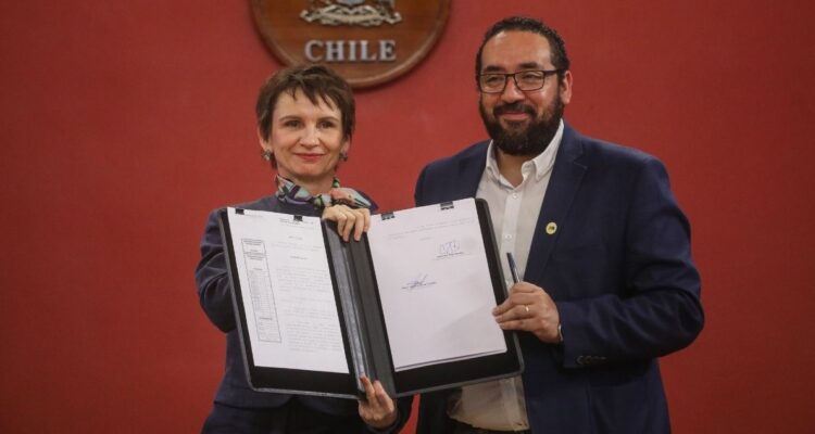 Gobierno promulga ley que acaba con doble evaluación docente: detalles del nuevo sistema de medición