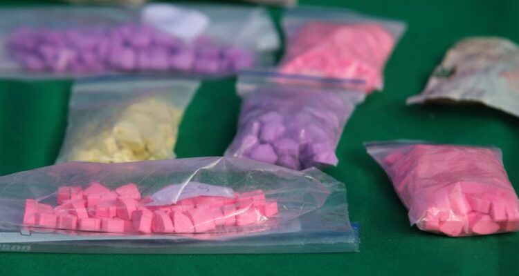 Detienen a sujetos colombianos que vendían éxtasis en Independencia: incautaron $50 millones en drogas
