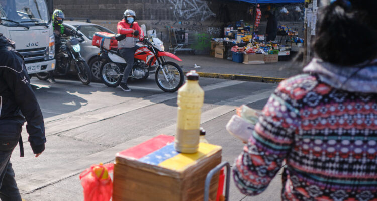 Aumenta desempleo en extranjeros que viven en Chile e informalidad laboral en ese grupo traspasa 30%