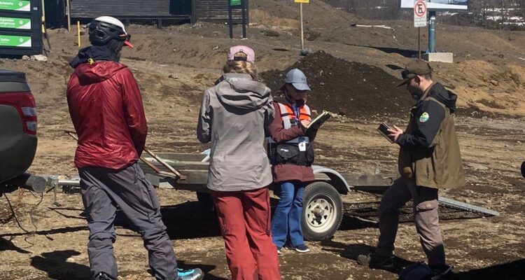 Sorprenden a dos extranjeros infringiendo límite de restricción de distancia del Volcán Villarrica