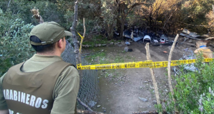 Femicidio frustrado en San José de Maipo, imagen de carabinero mirando escena del crimen