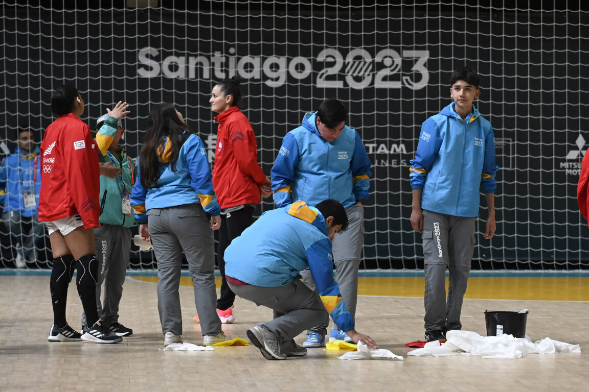 Filtración en el recinto deportivo obligó a finalizar tempranamente el duelo entre Chile y Brasil.