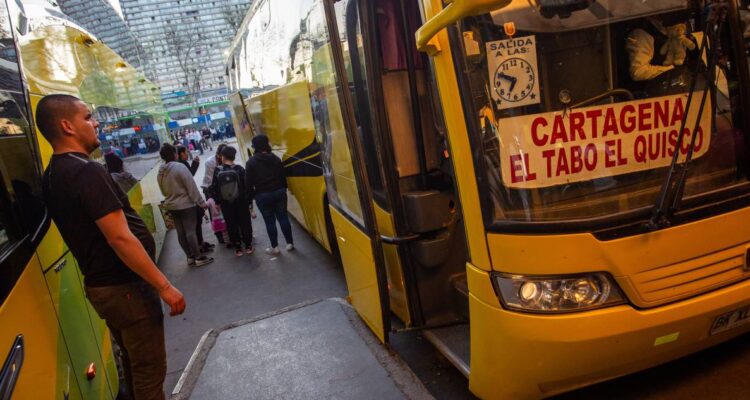 Estiman que más de 7.500 buses saldrán de la RM durante este fin de semana largo