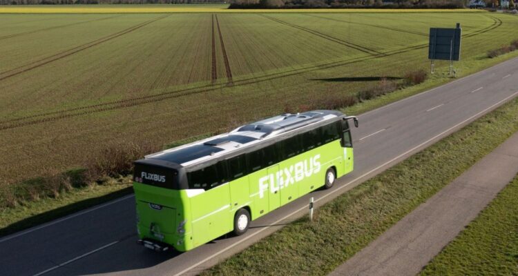 Flixbus, la primera línea de buses low cost comienza a operar en Chile. Revisa entre qué ciudades funcionará y cómo comprar pasajes a precios baratos.
