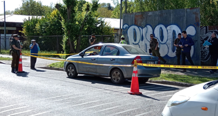 Investigan hallazgo de cuerpo de hombre al interior de vehículo en sector céntrico de Osorno