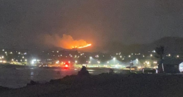 Alerta Roja en Rapa Nui por incendio forestal: van 60 hectáreas arrasadas y amenaza zonas pobladas