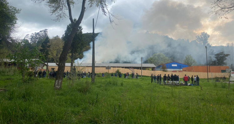 Incendio afecta a liceo en Temuco: estudiantes fueron evacuados