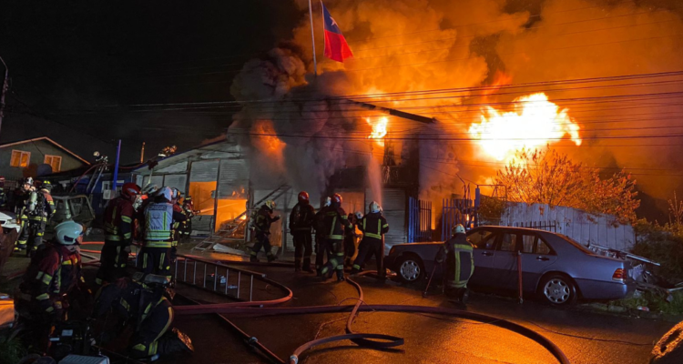 Cuatro vehículos destruidos y damnificados deja incendio en taller mecánico en Puerto Montt