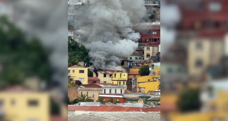 Incendio afecta a vivienda de cuatro pisos en Valparaíso: hay peligro de propagación
