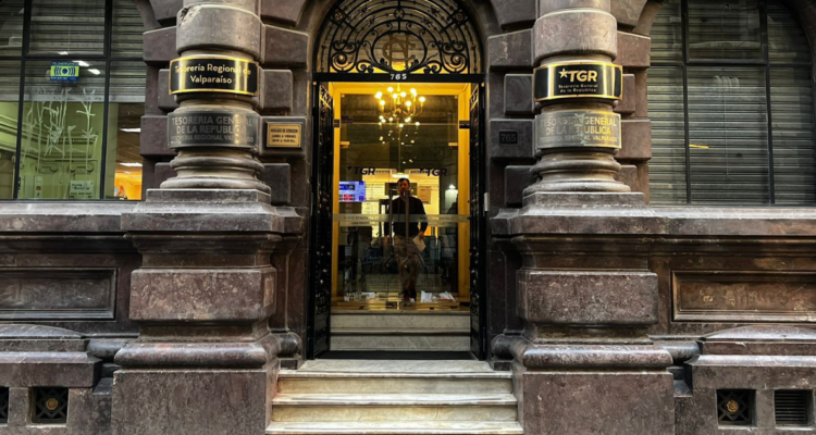 Robo frustrado afecta a Tesorería General en Valparaíso: sujetos intentaron sustraer computadores