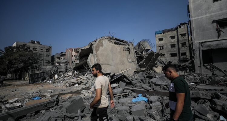 Escombros tras un ataque aéreo en Gaza