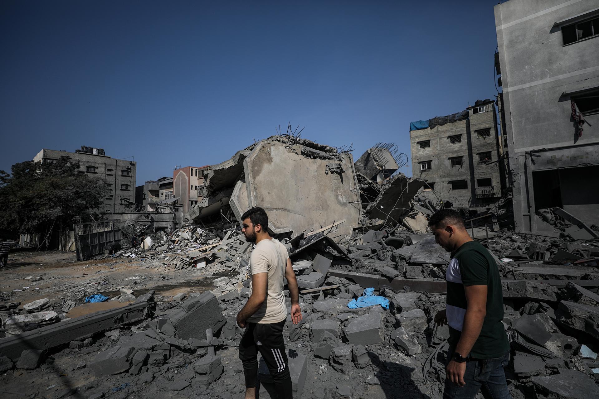 Escombros tras un ataque aéreo en Gaza