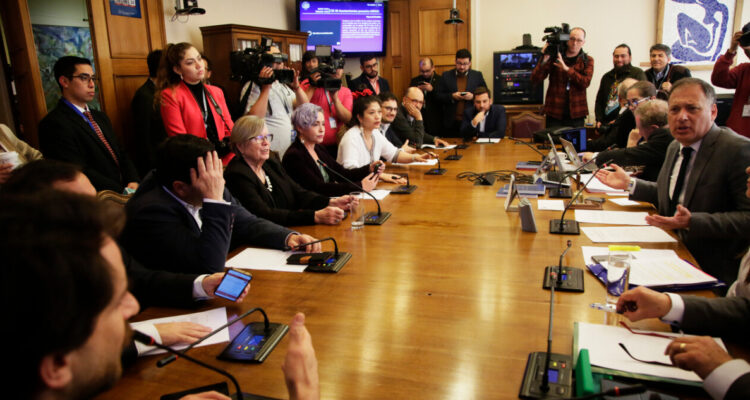 Comisión investigadora acude a Contraloría en medio de debate sobre si Crispi es funcionario público