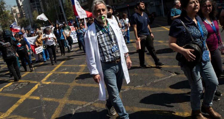 Funcionarios de salud exigen la reincorporación de colegas desvinculados.