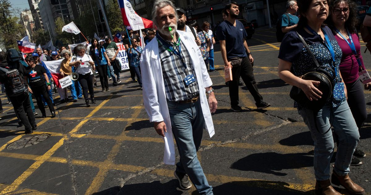 Funcionarios de salud exigen la reincorporación de colegas desvinculados.